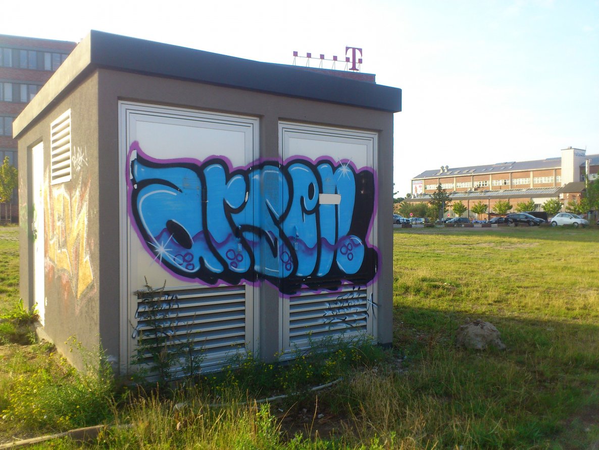 Graffiti Bombing - Photo by kieltaggsatnight - Arsen
