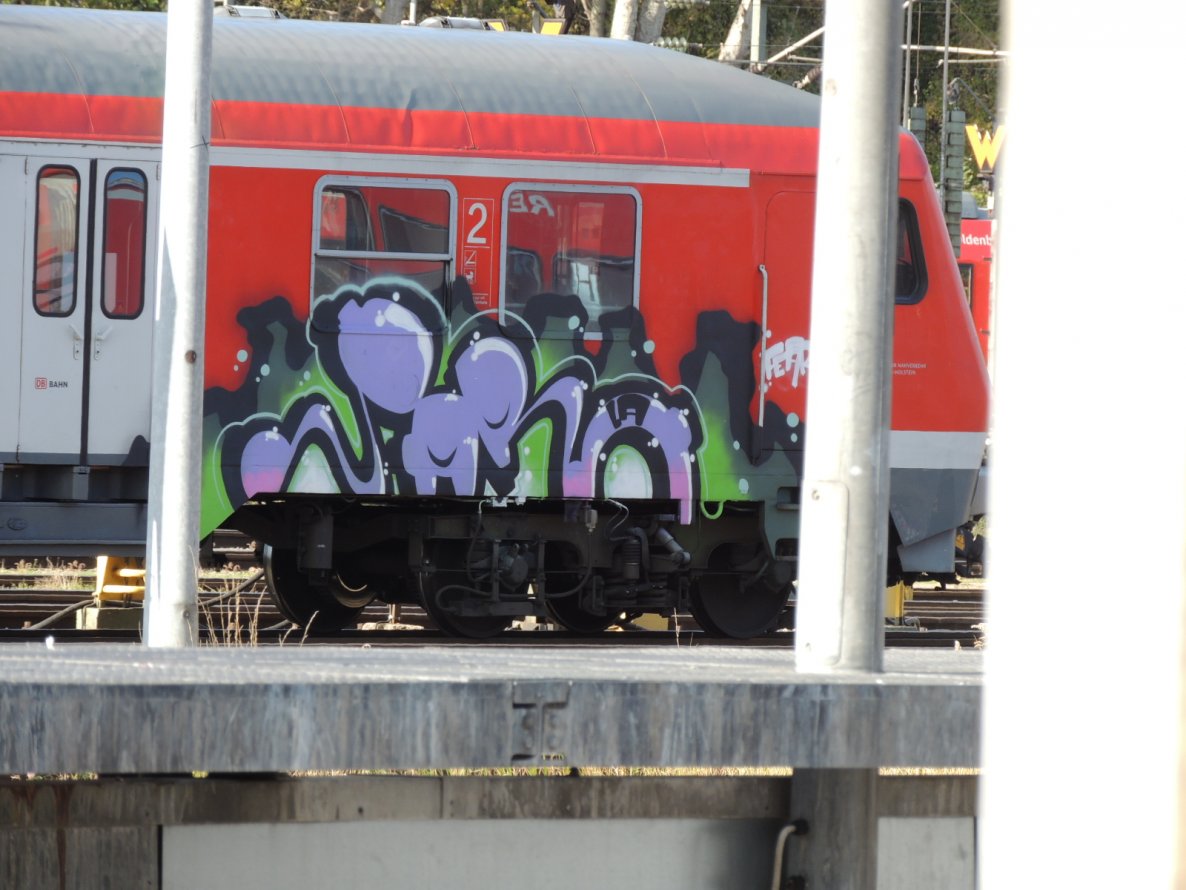 Graffiti Train - Photo by kieltaggsatnight (2013)