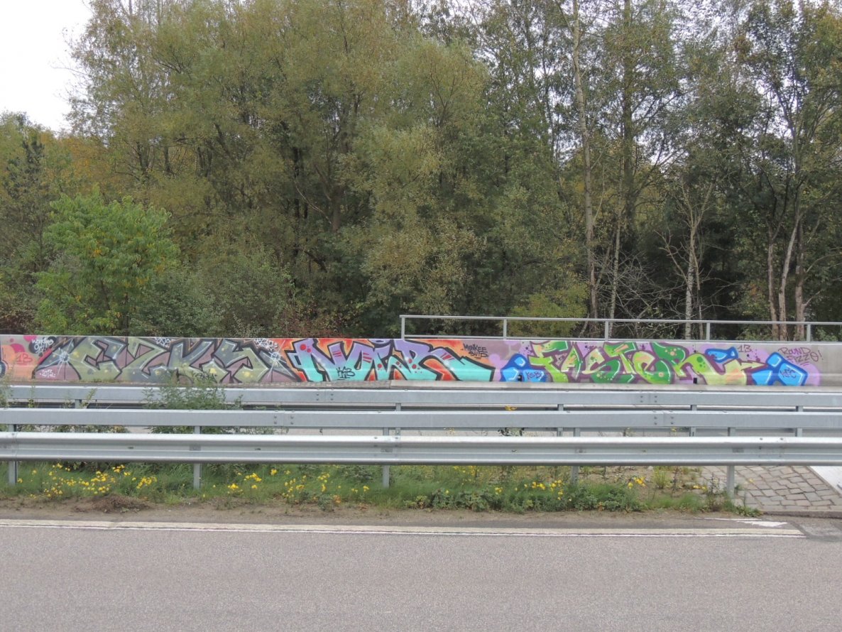 Graffiti Bombing - Photo by kieltaggsatnight - Ezky, Noir, Faster (2013)