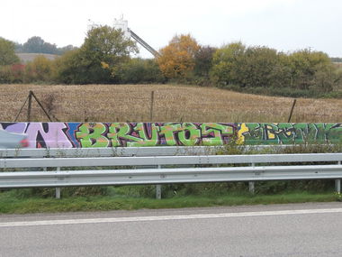 Graffiti Bombing - Photo by kieltaggsatnight - Brutos, ILT, QVD (2013)