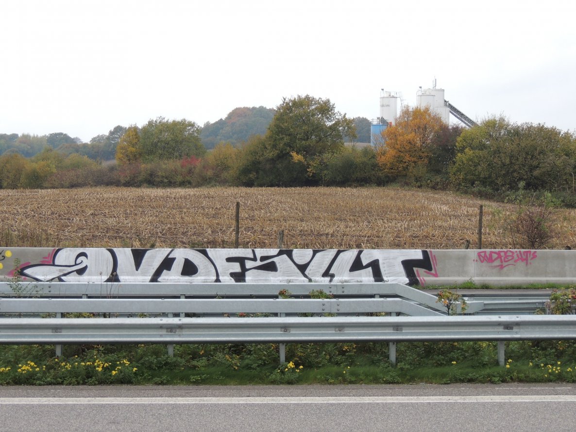 Graffiti Bombing - Photo by kieltaggsatnight - QVDFSILT (2013)