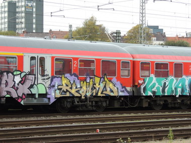 Graffiti Train - Photo by kieltaggsatnight - Round (2013)