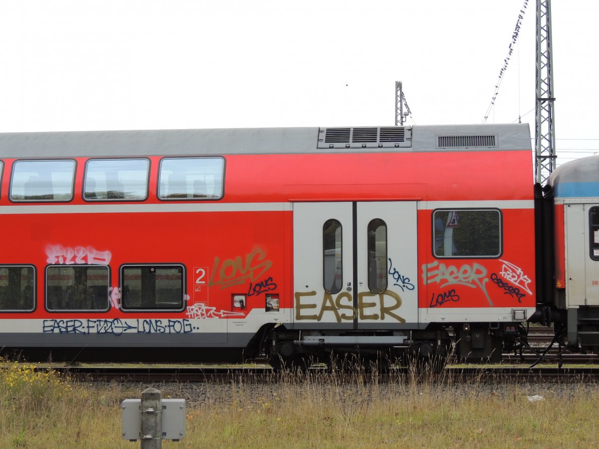 Graffiti Train - Photo by kieltaggsatnight (2013)