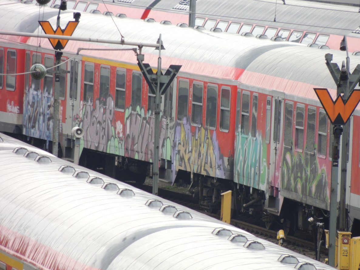 Graffiti Train - Photo by kieltaggsatnight (2013)