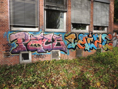 Graffiti Wall - Photo by kieltaggsatnight - Pacs, Laize