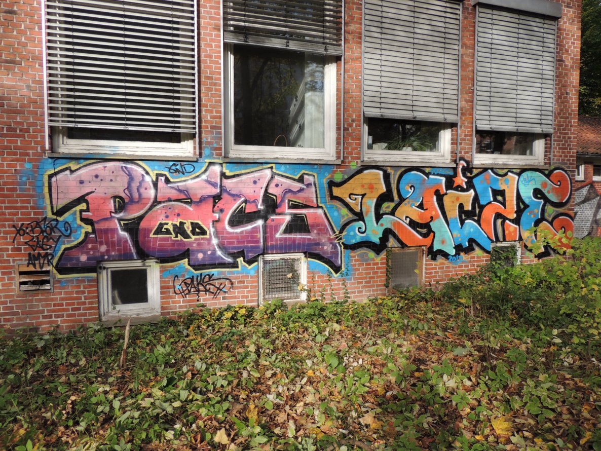 Graffiti Wall - Photo by kieltaggsatnight - Pacs, Laize