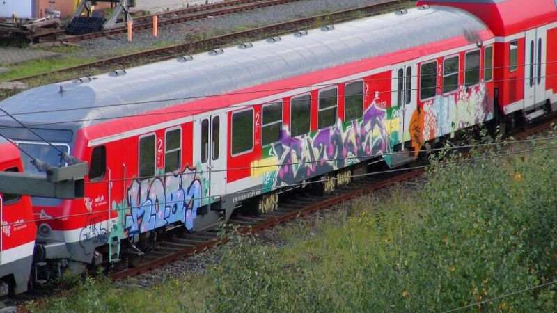 Graffiti Train - Photo by kieltaggsatnight (2013)