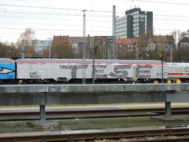 Graffiti Train - Photo by kieltaggsatnight - Tese, DSF (2013)