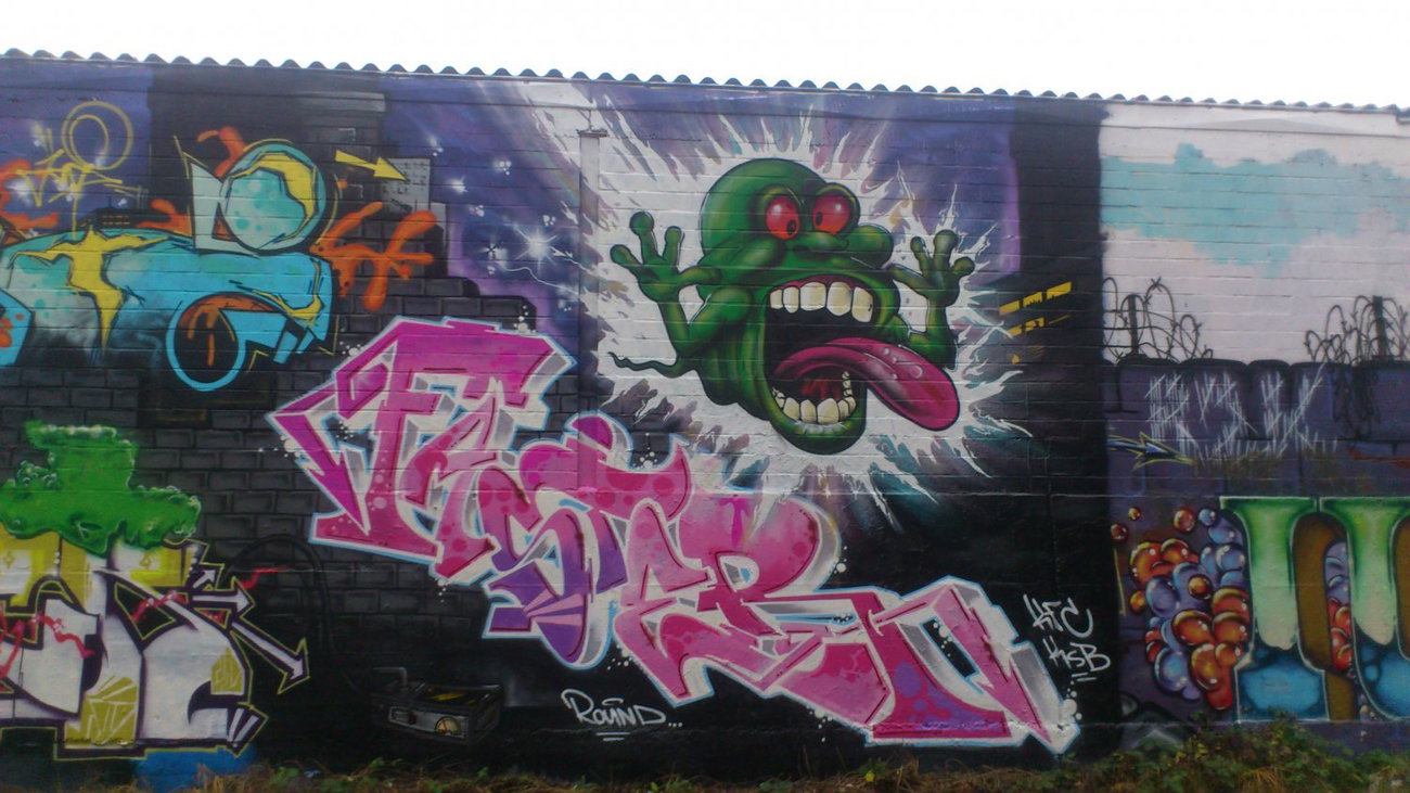 Graffiti Wall - Photo by kieltaggsatnight - Faster, KSB, KFC (2013)
