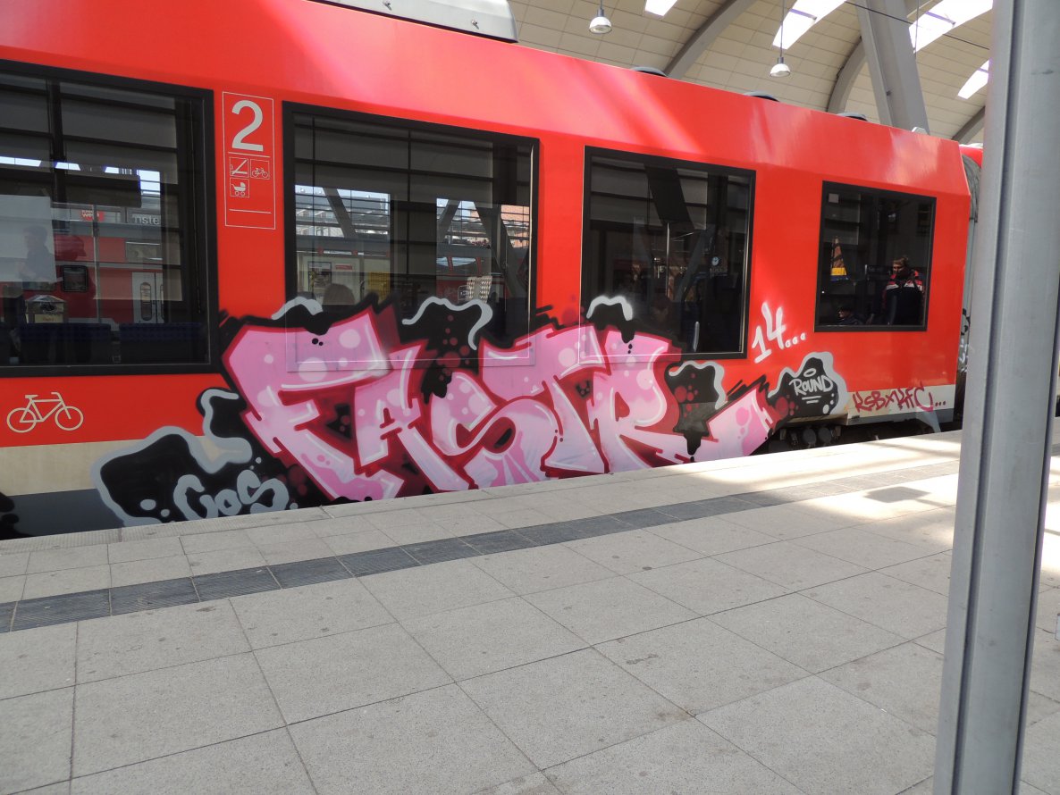 Graffiti Train - Photo by kieltaggsatnight - Faster, kfc, cos (2014)