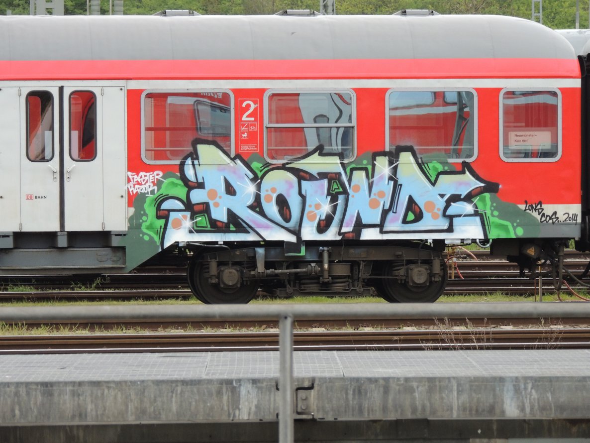 Graffiti Train - Photo by kieltaggsatnight - Round, Cos, Lons (2014)