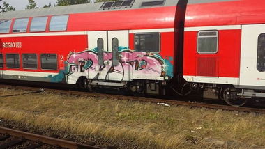 Graffiti Train - Photo by kieltaggsatnight (2014)