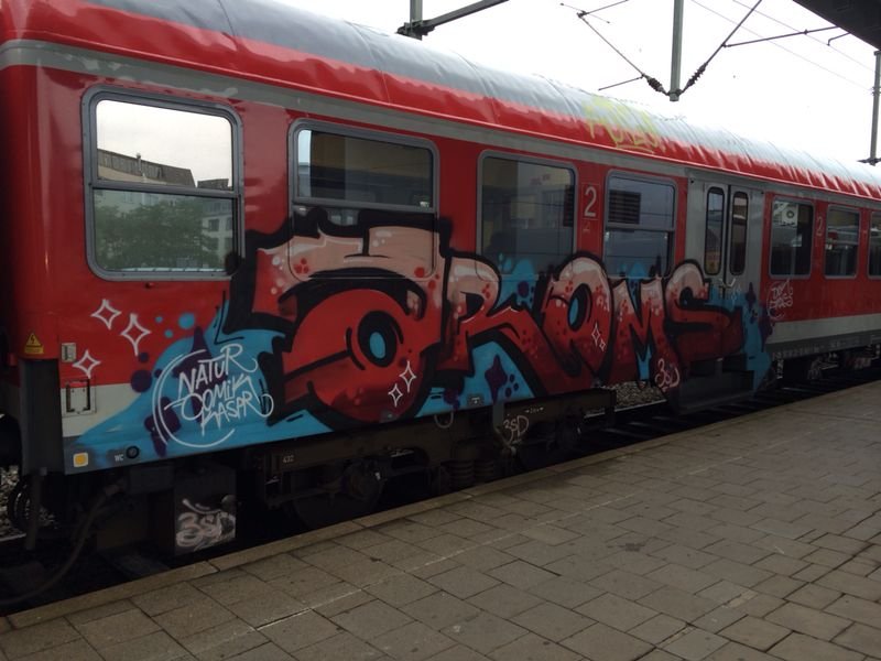 Graffiti Train - Photo by kieltaggsatnight - AROMS, 3sd (2014)