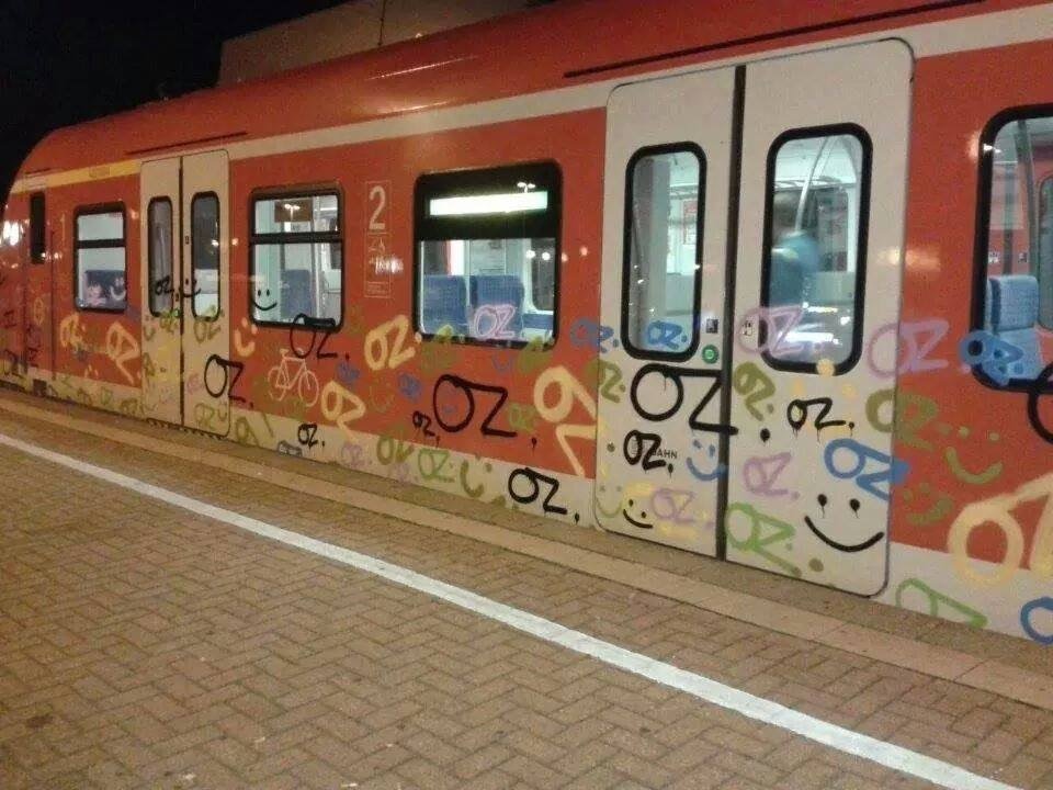 Graffiti Train - Photo by kieltaggsatnight - RIP, OZ, OZ (2015)
