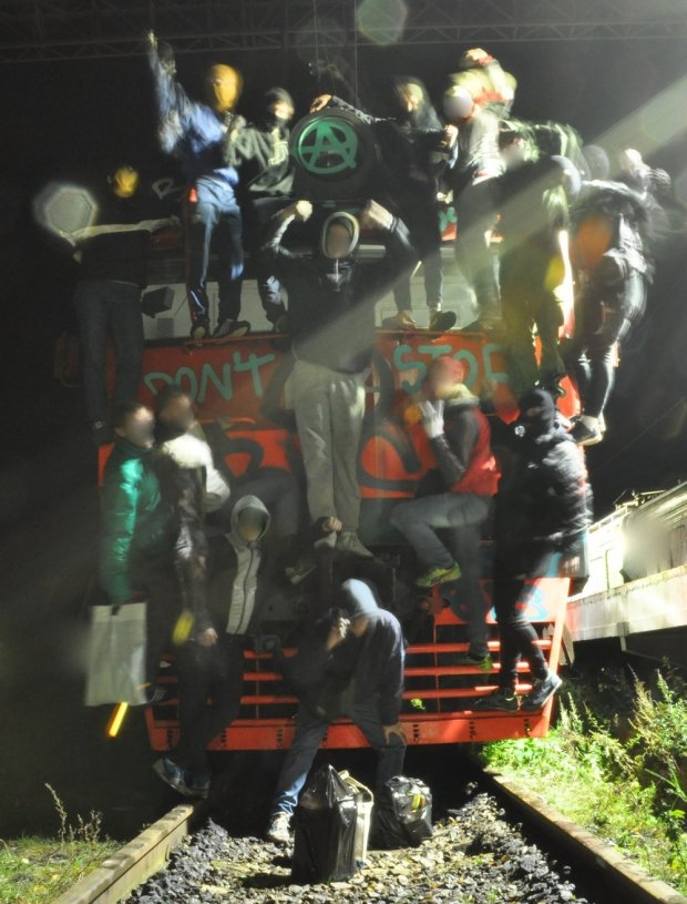 Graffiti Train - Photo by king - do, not, stop