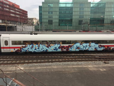 Graffiti Train in Basel - Photo by kingkong - slime, ser