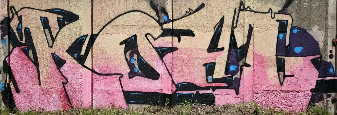 Graffiti Wall - Photo by koal