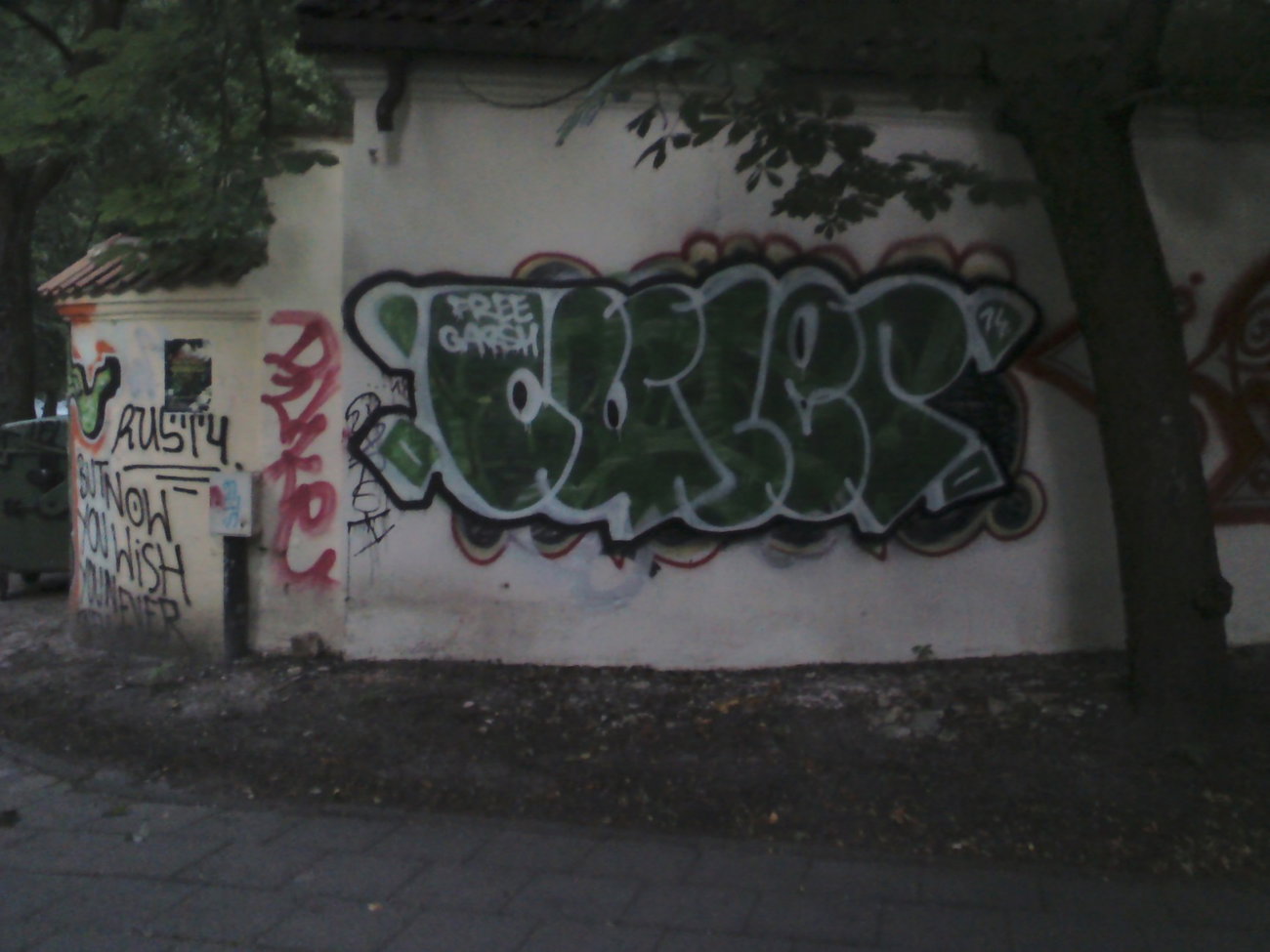 Graffiti Wall - Photo by kore182 - culer, throwie, freegarsh
