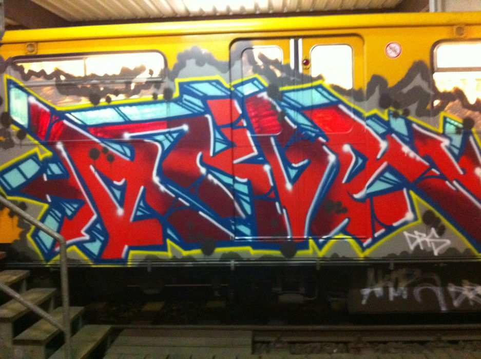 Graffiti Train in Berlin - Photo by kotname - Akor, Drs