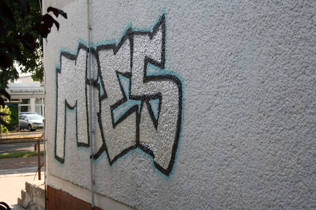 Graffiti Bombing in Germany - Photo by kotname - mies, rob