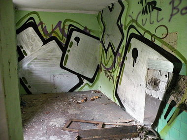 Graffiti Bombing - Photo by kraby - toxo, mtr (2014)