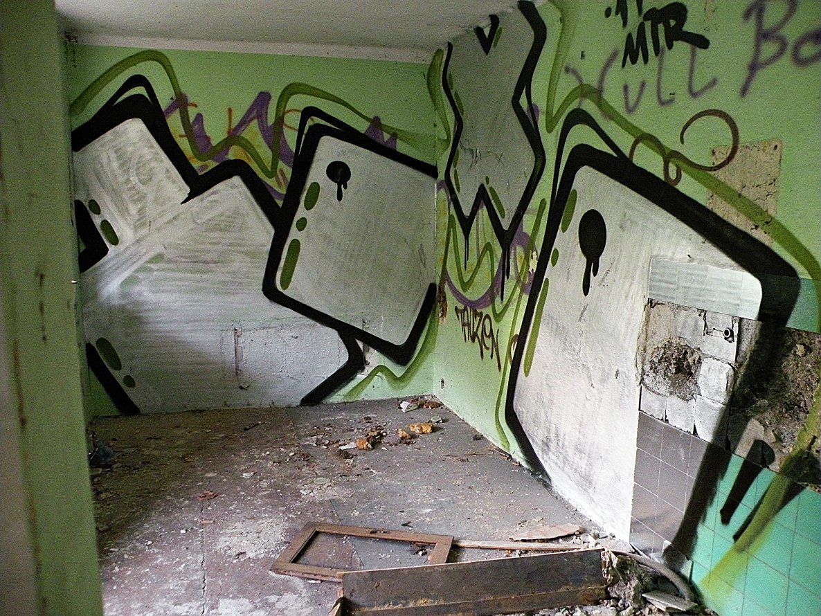 Graffiti Bombing - Photo by kraby - toxo, mtr (2014)