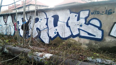 Graffiti Bombing in Golmud - Photo by kraby - brak, mtr (2016)