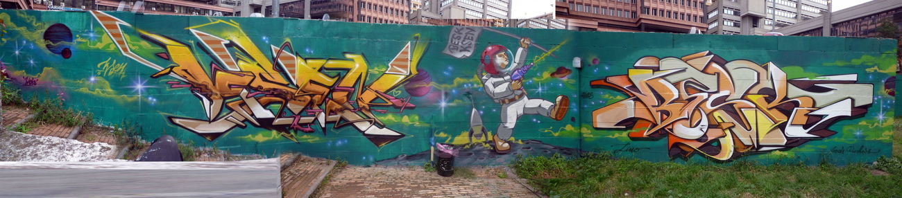 Graffiti Wall in Genova - Photo by ksen - besk, moon, mars (2015)