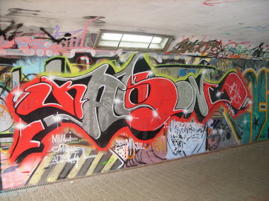 Graffiti Bombing - Photo by ktos - ktos, maxcrew (200?)