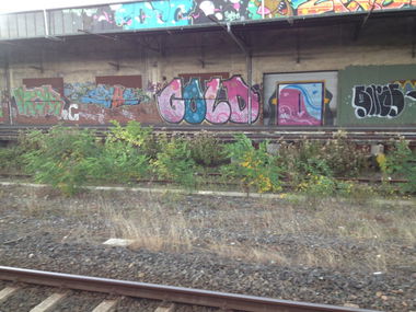 Graffiti Bombing - Photo by lackgeruch - gold, siras, heys