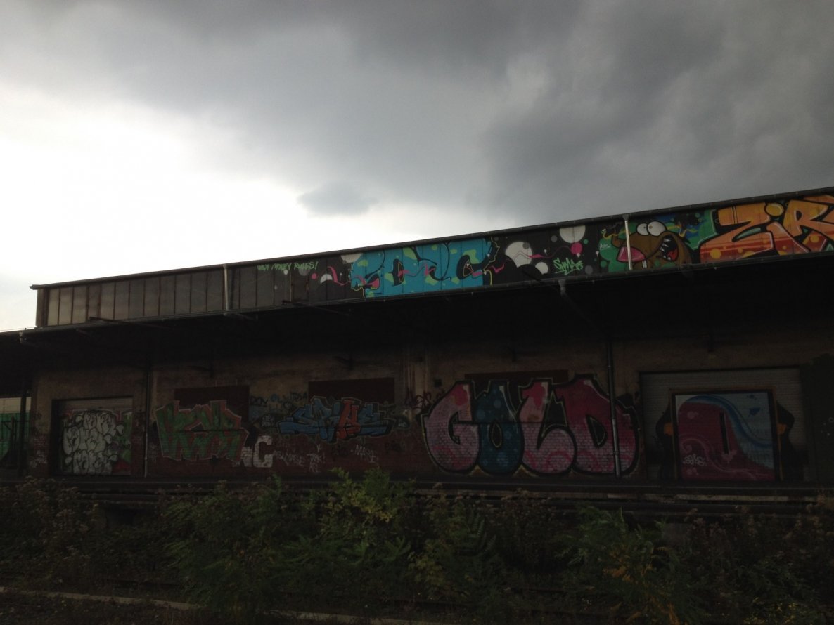 Graffiti Bombing - Photo by lackgeruch - gold, siras, heys