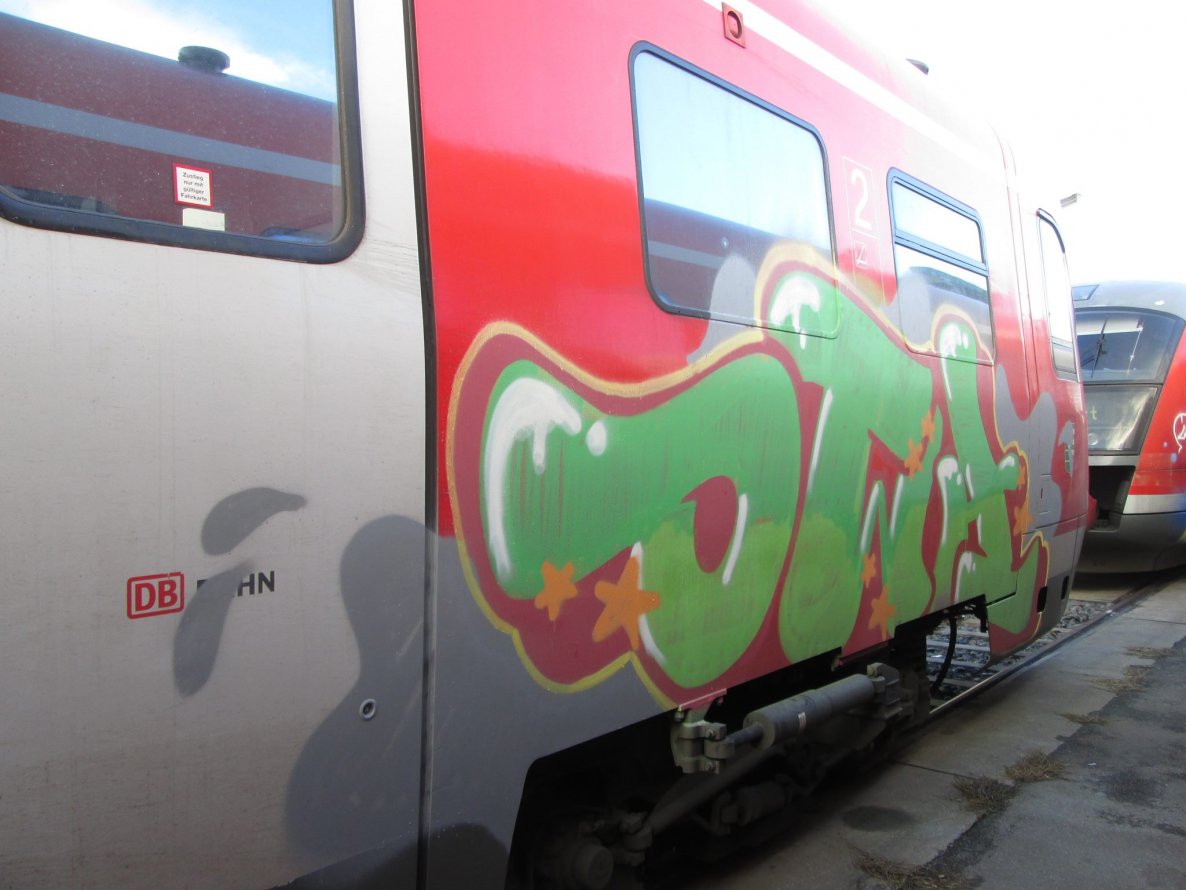 Graffiti Train - Photo by lancester - OWA (2013)