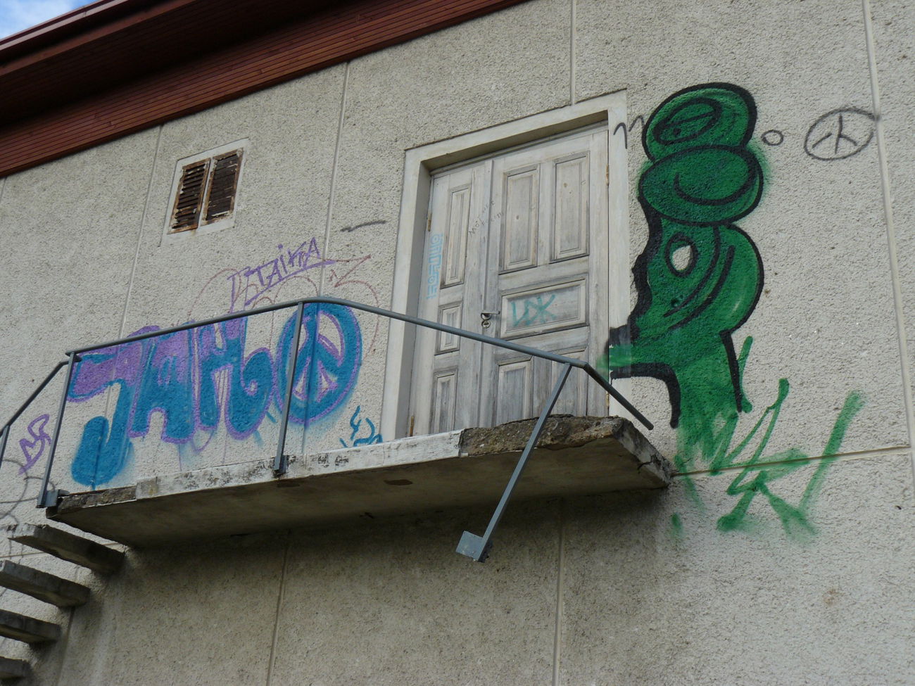 Graffiti Bombing - Photo by ldkdl (2011)