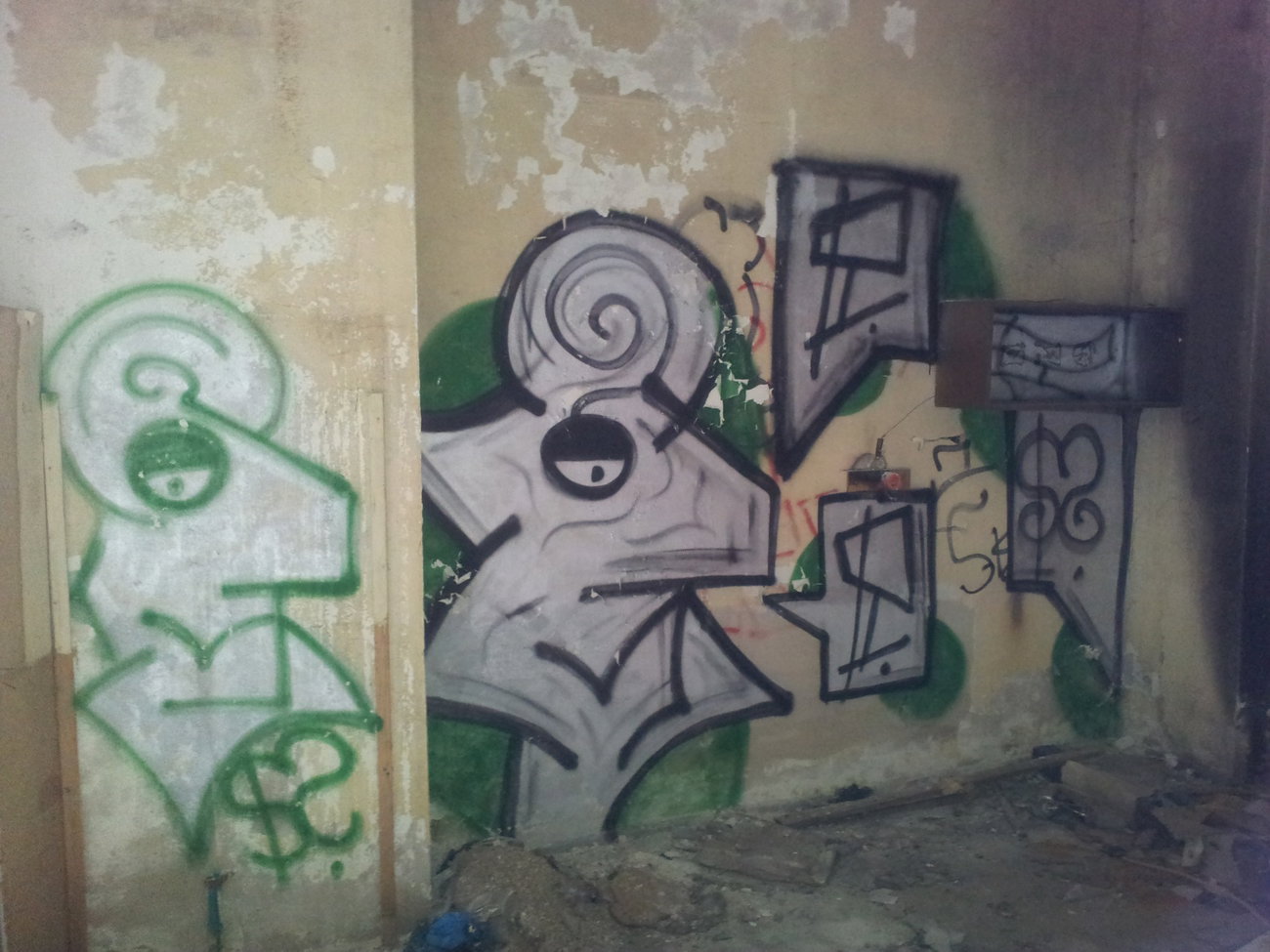 Graffiti Wall - Photo by ldkdl (2014)