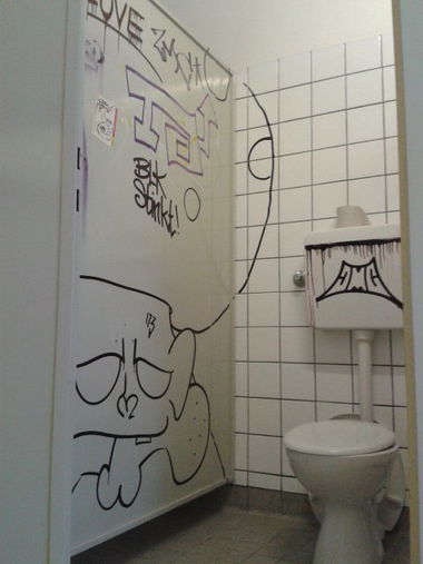 Graffiti Bombing in Wiesbaden - Photo by leminsc8 - freak, smrs, shroom (2013)