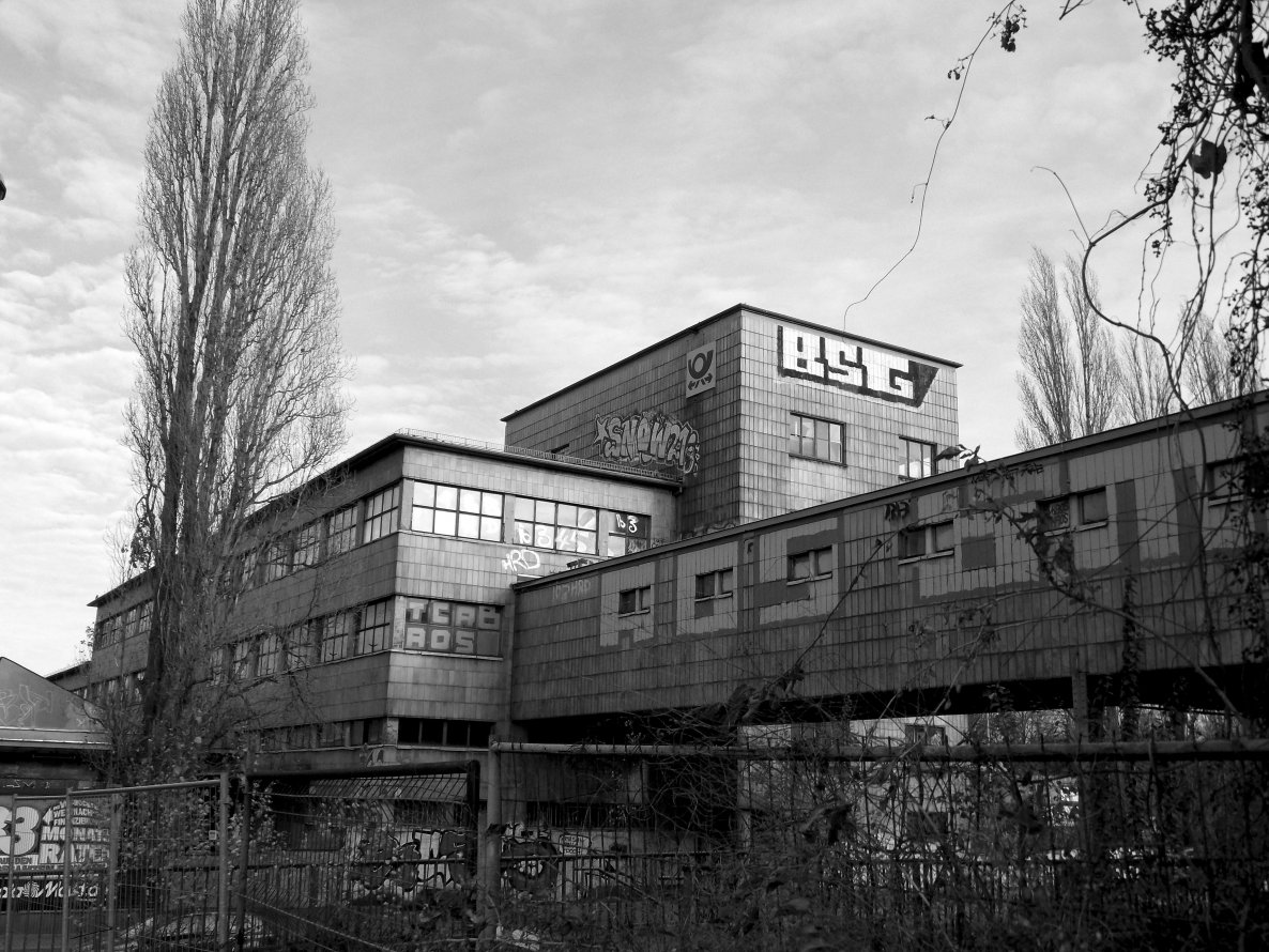 Graffiti Wall - Photo by lemmuf