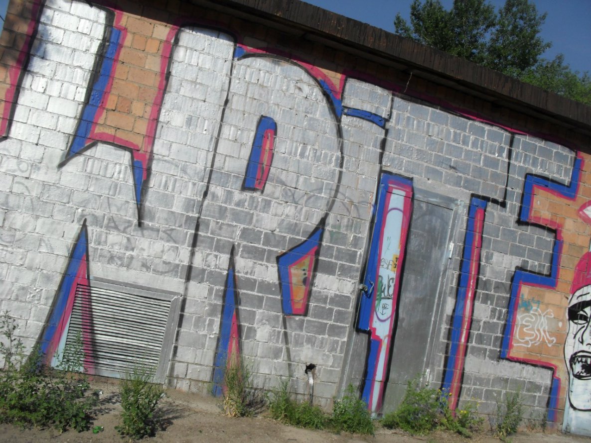 Graffiti Wall - Photo by lic73