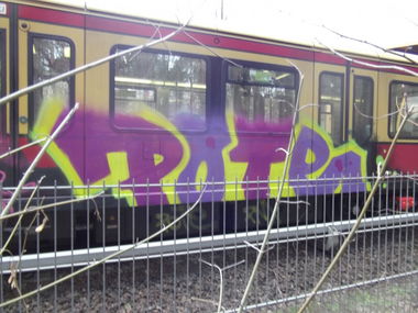 Graffiti Train in berlin - Photo by lovetrains - pote
