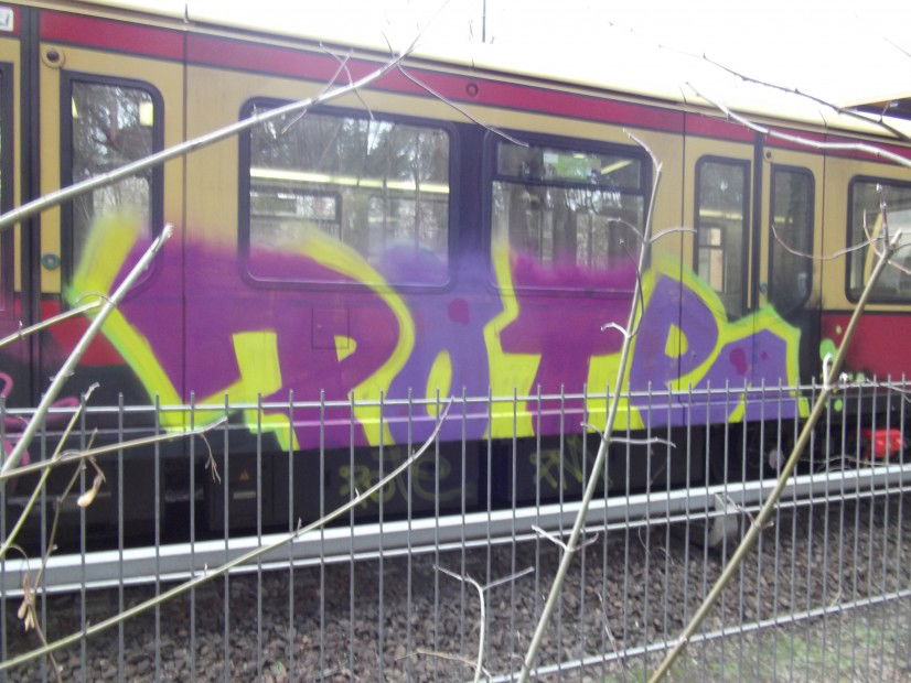 Graffiti Train in berlin - Photo by lovetrains - pote