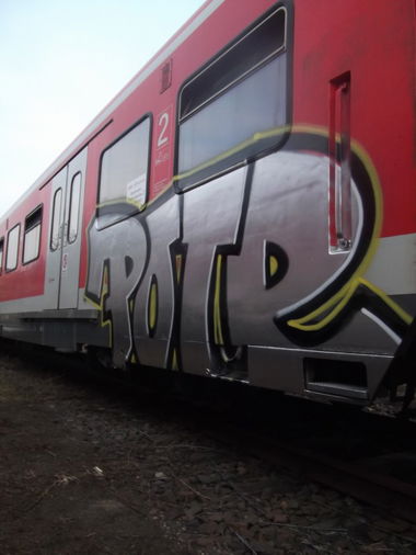Graffiti Train in berlin - Photo by lovetrains - pote