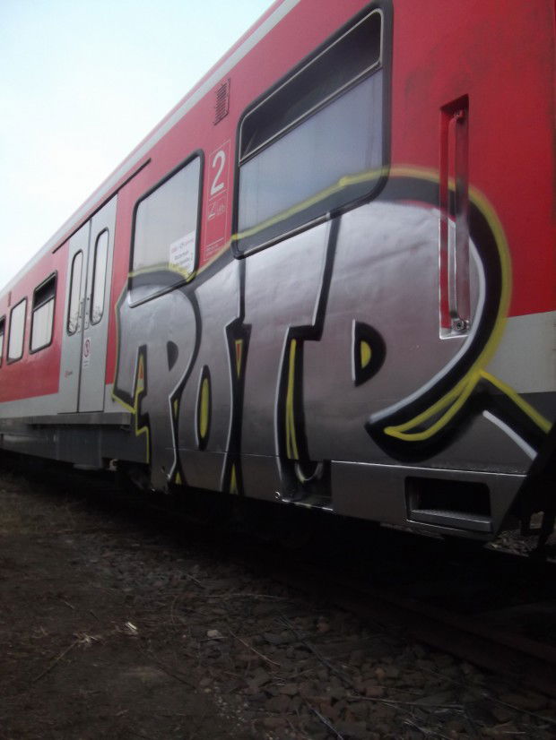 Graffiti Train in berlin - Photo by lovetrains - pote