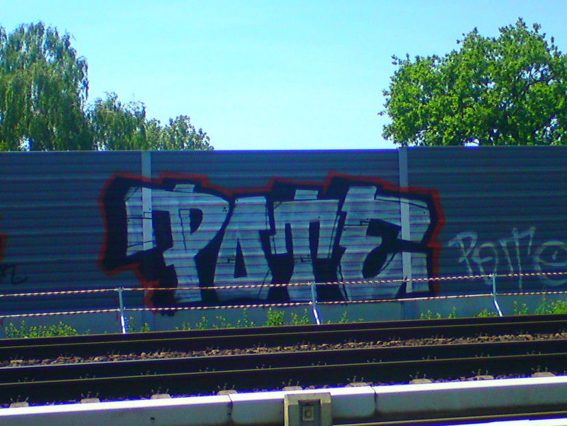 Graffiti Bombing in Berlin - Photo by lovetrains - pote