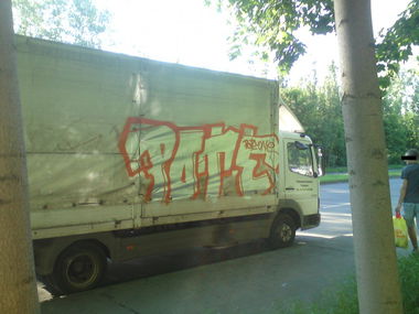 Graffiti Bombing in Berlin - Photo by lovetrains - pote