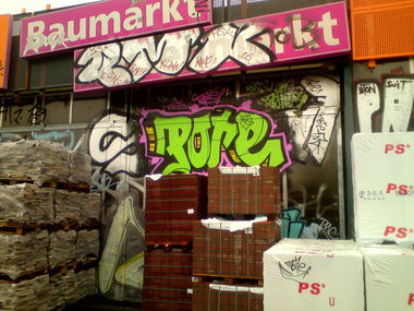Graffiti Bombing in Berlin - Photo by lovetrains - pote