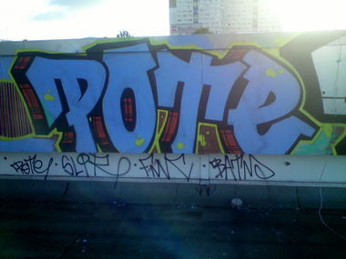 Graffiti Bombing in Berlin - Photo by lovetrains - pote
