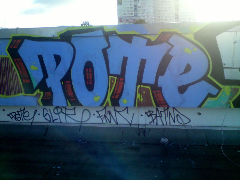 Graffiti Bombing in Berlin - Photo by lovetrains - pote