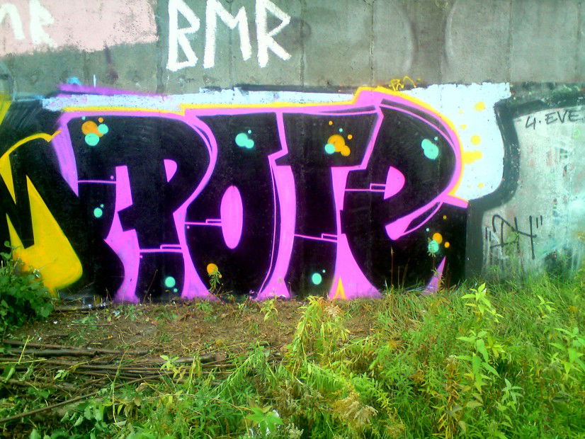 Graffiti Bombing in Berlin - Photo by lovetrains - pote