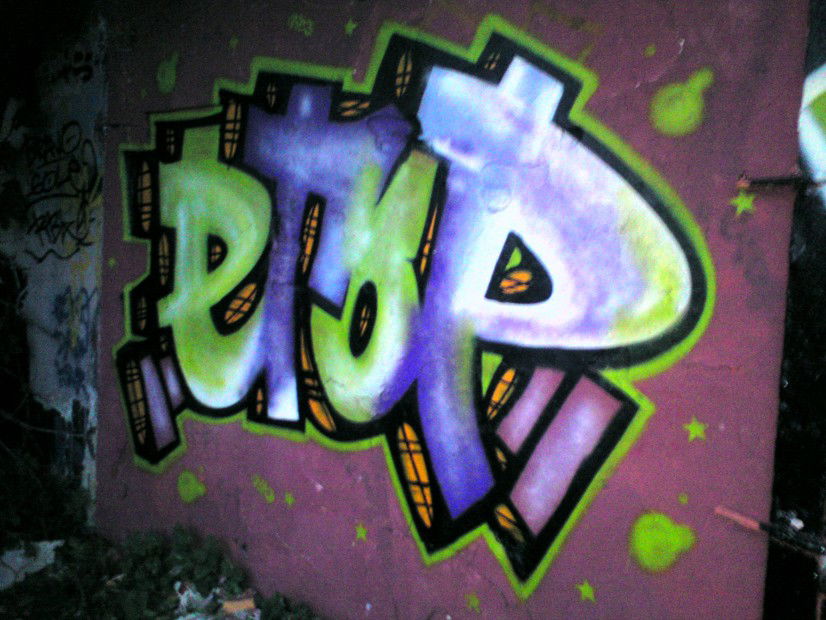 Graffiti Wall - Photo by lovetrains - pote.etop