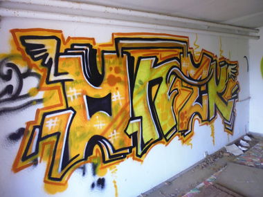 Graffiti Bombing in Freiberg - Photo by mariohanna - onek (2014)