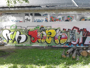 Graffiti Wall in Freiberg - Photo by mariohanna - muk, onek (2013)